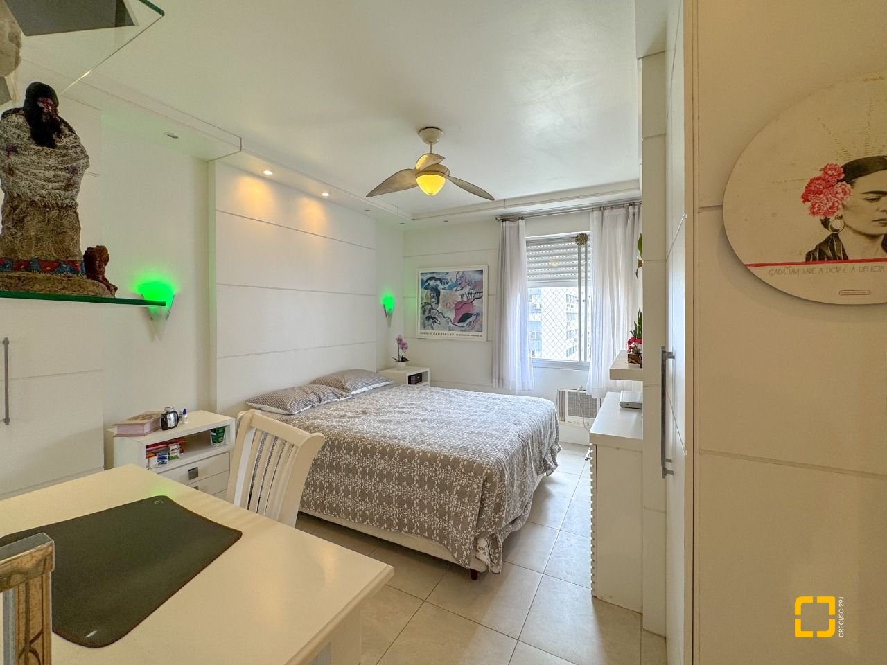 Apartamento com 211m², 7 quartos (sendo 3 suítes), 2 garagens, no bairro Centro em Florianópolis