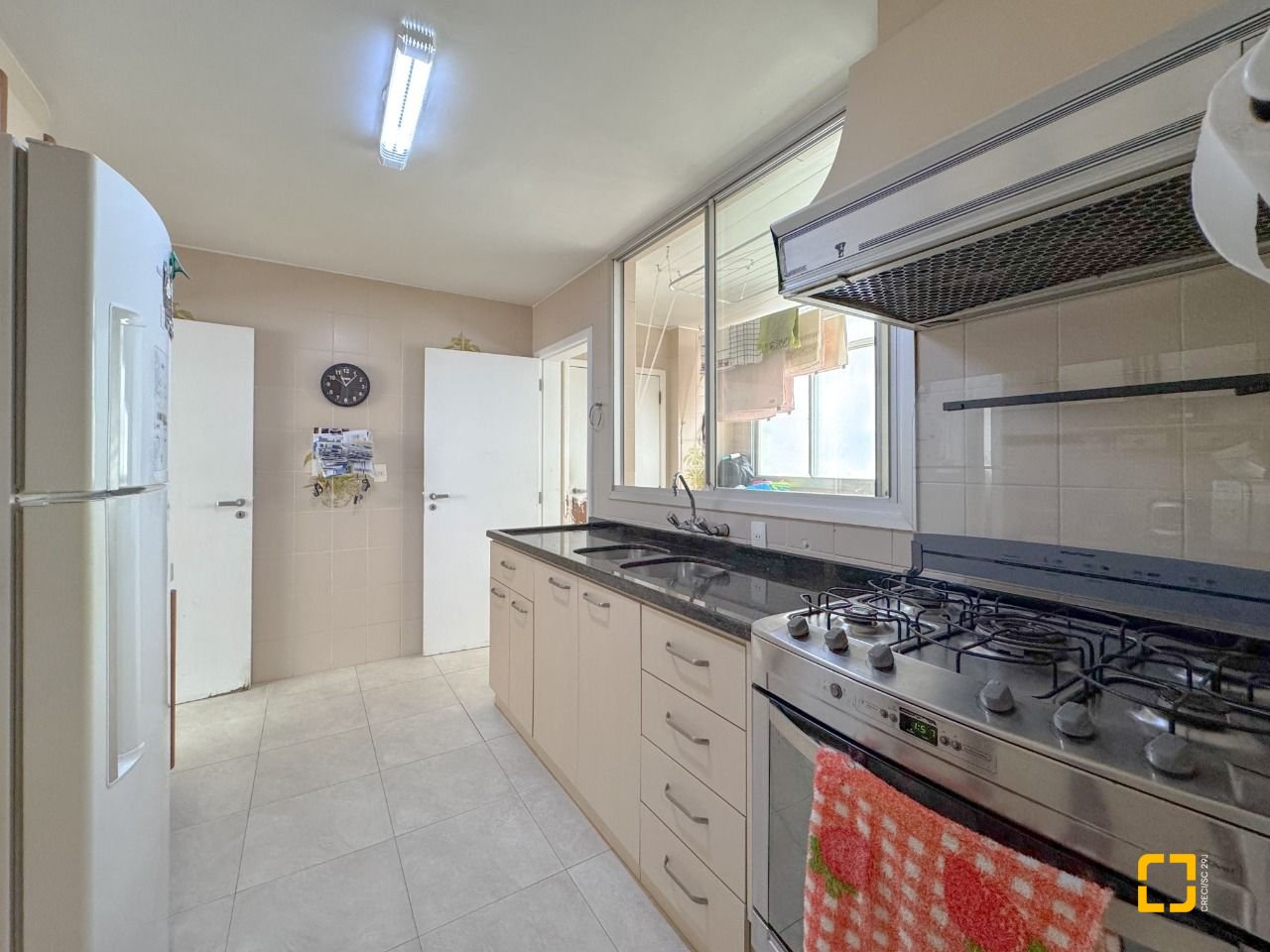 Apartamento com 211m², 7 quartos (sendo 3 suítes), 2 garagens, no bairro Centro em Florianópolis
