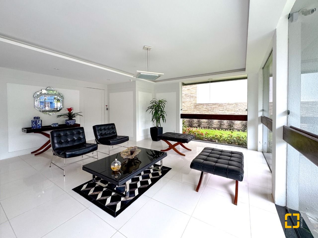 Apartamento com 211m², 7 quartos (sendo 3 suítes), 2 garagens, no bairro Centro em Florianópolis