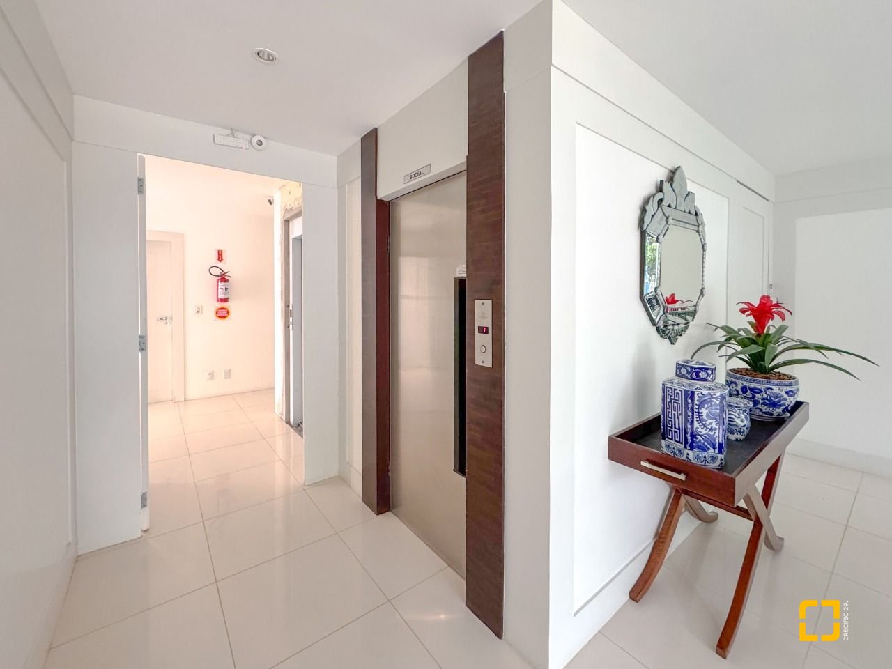 Apartamento com 211m², 7 quartos (sendo 3 suítes), 2 garagens, no bairro Centro em Florianópolis