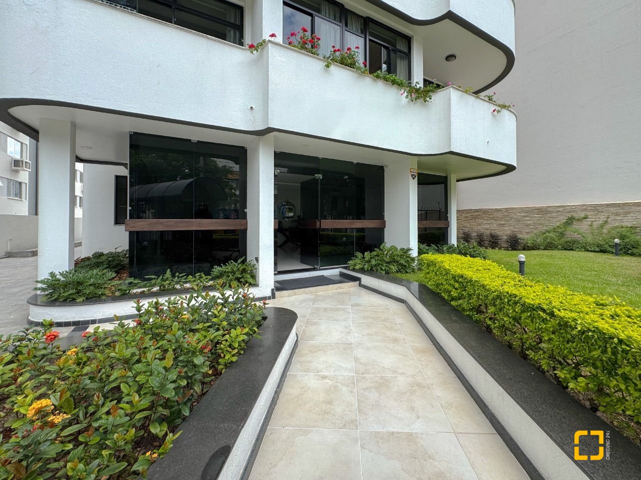 Apartamento com 211m², 7 quartos (sendo 3 suítes), 2 garagens, no bairro Centro em Florianópolis
