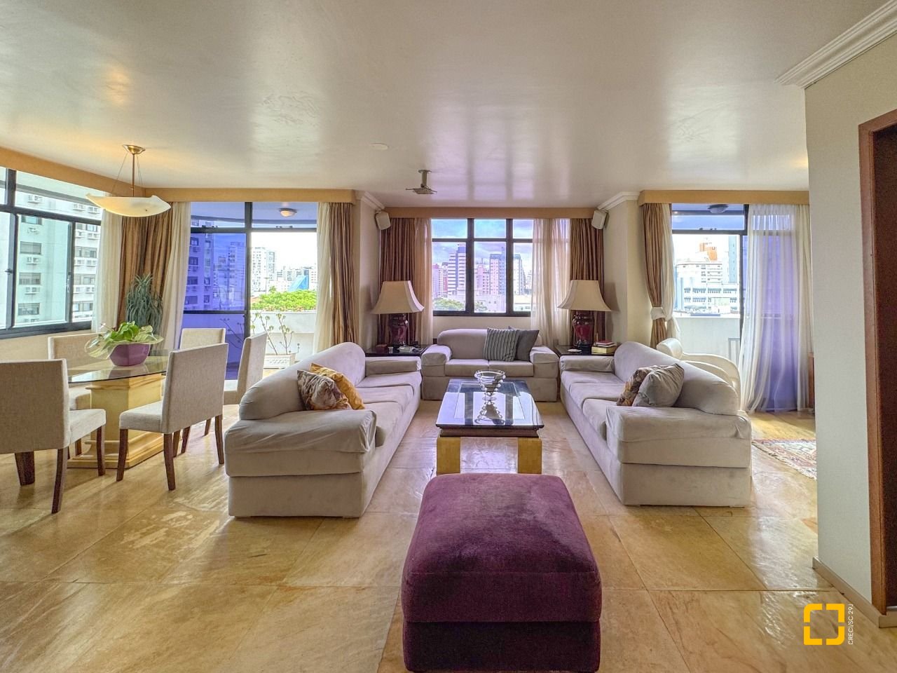 Apartamento com 211m², 7 quartos (sendo 3 suítes), 2 garagens, no bairro Centro em Florianópolis