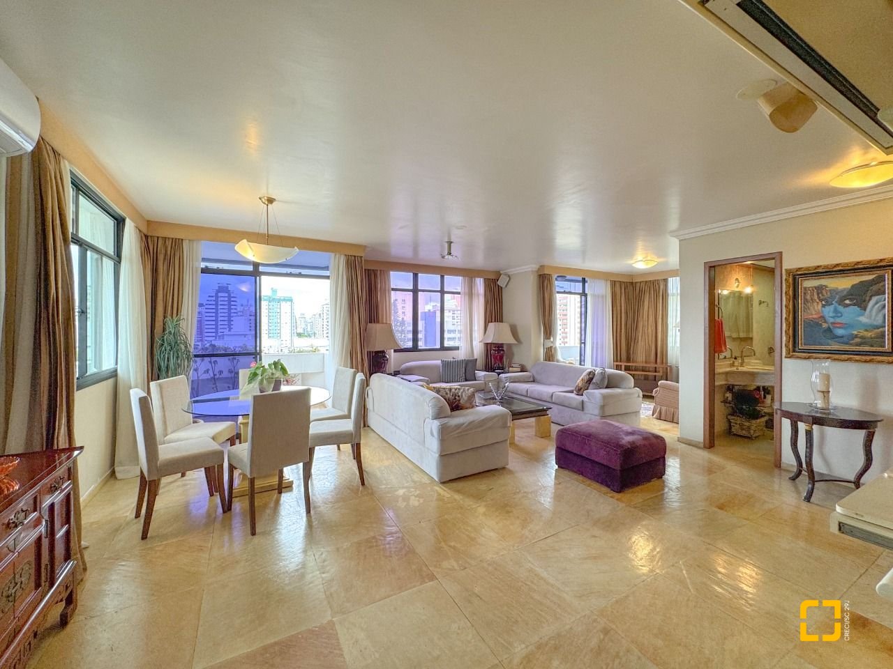 Apartamento com 211m², 7 quartos (sendo 3 suítes), 2 garagens, no bairro Centro em Florianópolis