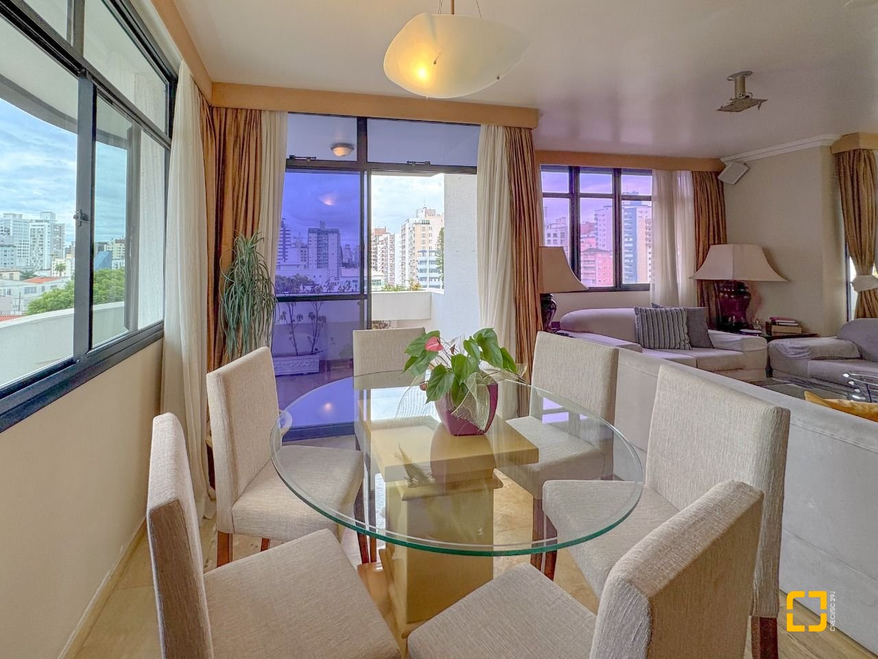 Apartamento com 211m², 7 quartos (sendo 3 suítes), 2 garagens, no bairro Centro em Florianópolis