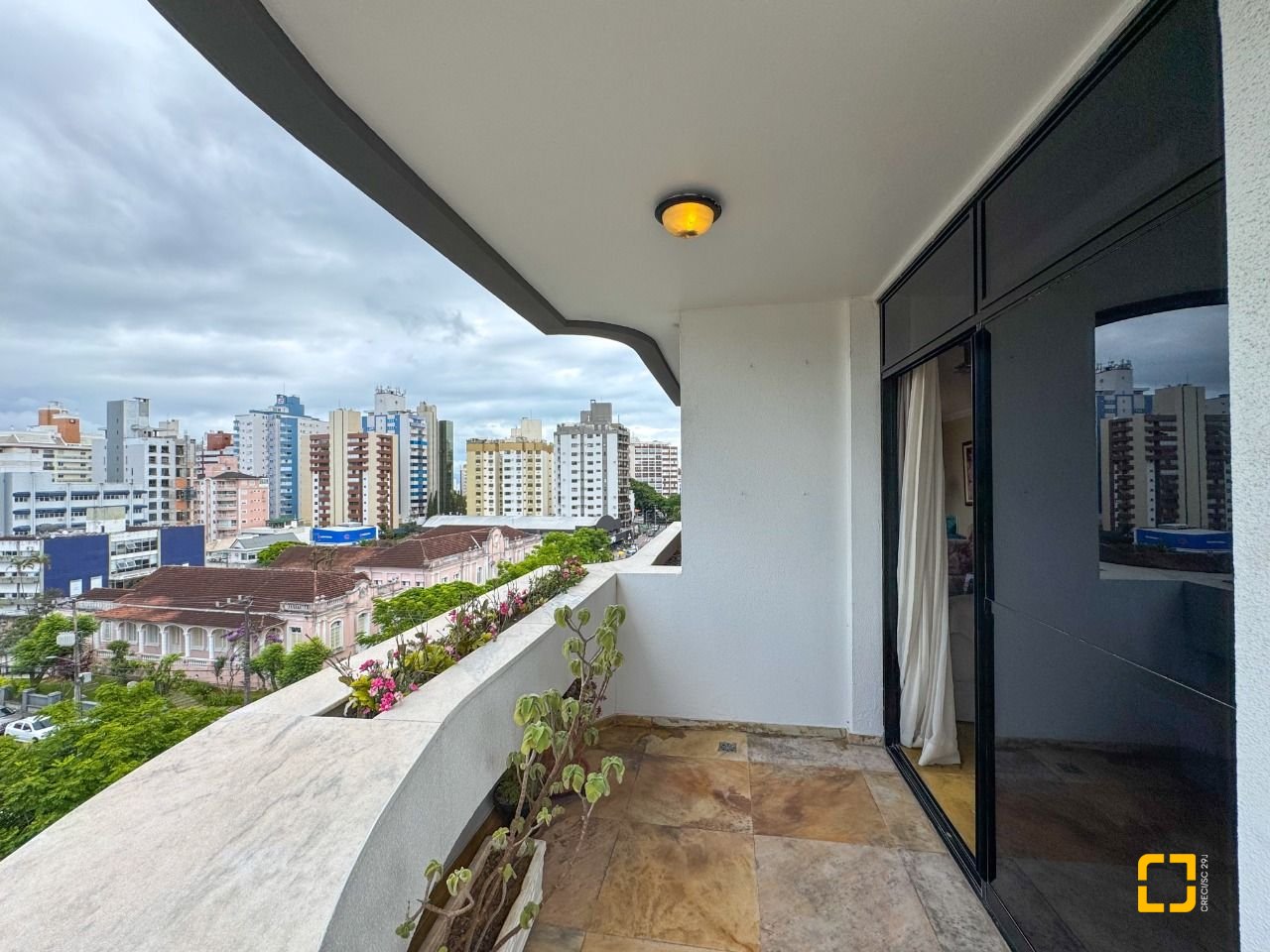 Apartamento com 211m², 7 quartos (sendo 3 suítes), 2 garagens, no bairro Centro em Florianópolis