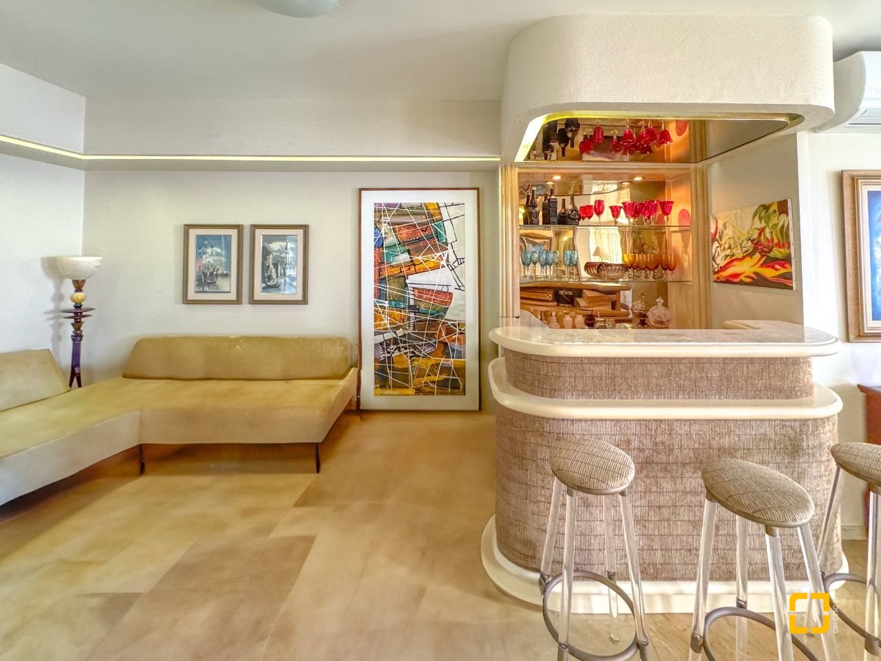 Apartamento com 211m², 7 quartos (sendo 3 suítes), 2 garagens, no bairro Centro em Florianópolis