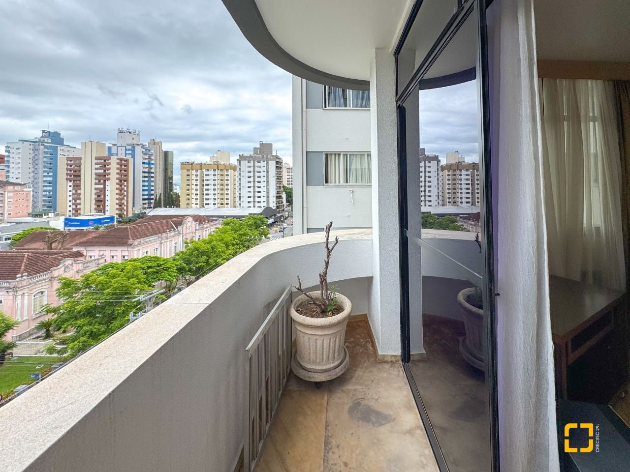 Apartamento com 211m², 7 quartos (sendo 3 suítes), 2 garagens, no bairro Centro em Florianópolis