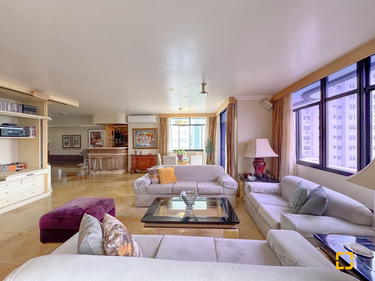 Apartamento com 211m², 7 quartos (sendo 3 suítes), 2 garagens, no bairro Centro em Florianópolis