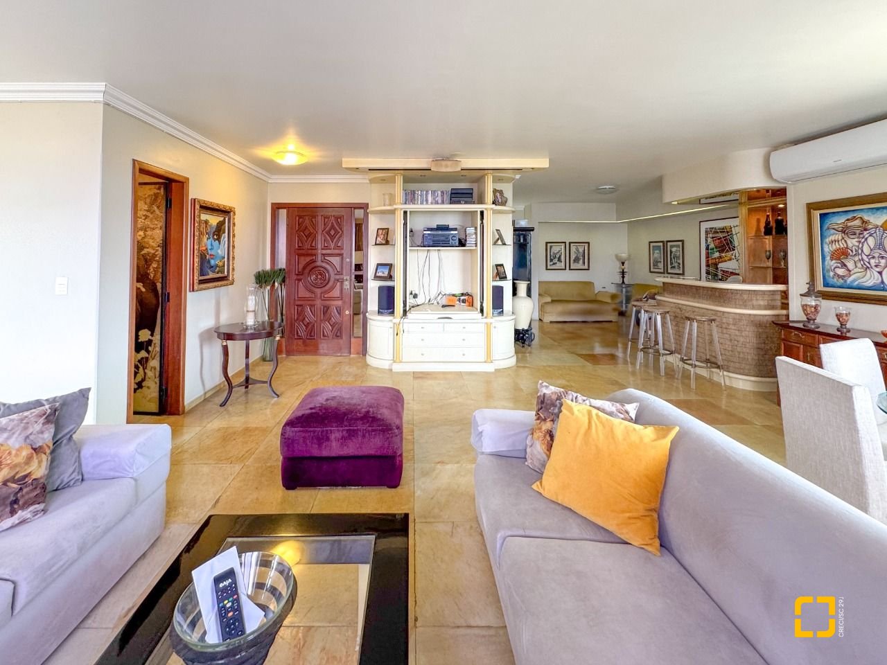 Apartamento com 211m², 7 quartos (sendo 3 suítes), 2 garagens, no bairro Centro em Florianópolis