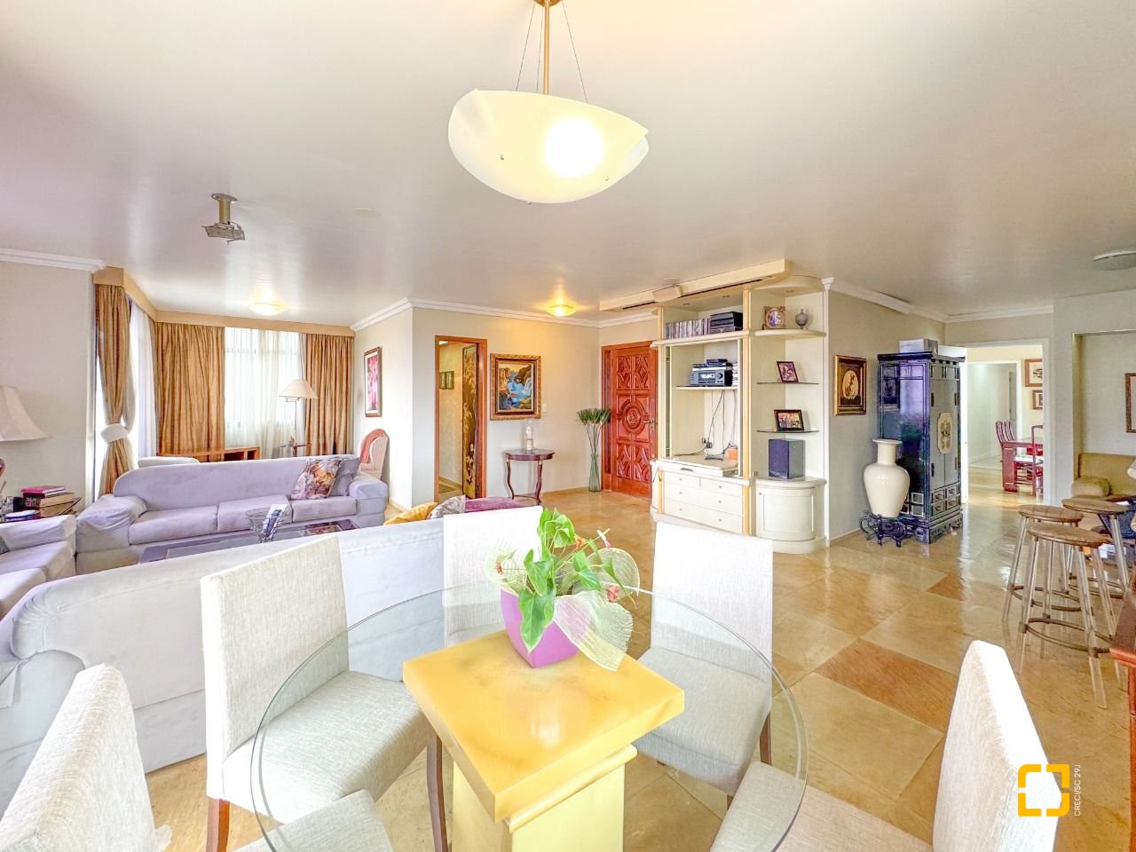 Apartamento com 211m², 7 quartos (sendo 3 suítes), 2 garagens, no bairro Centro em Florianópolis