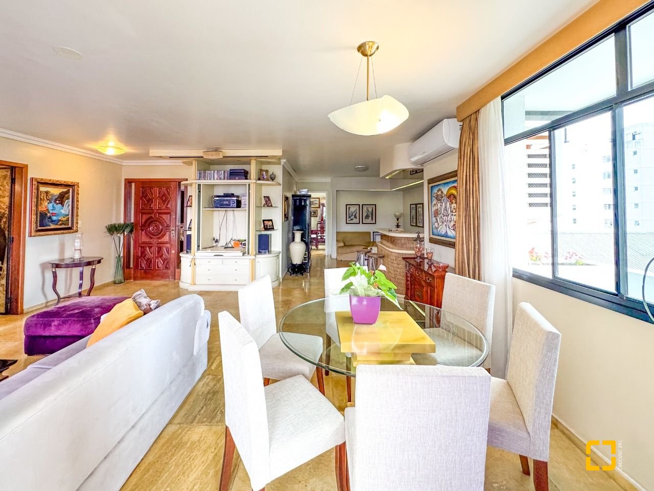 Apartamento com 211m², 7 quartos (sendo 3 suítes), 2 garagens, no bairro Centro em Florianópolis