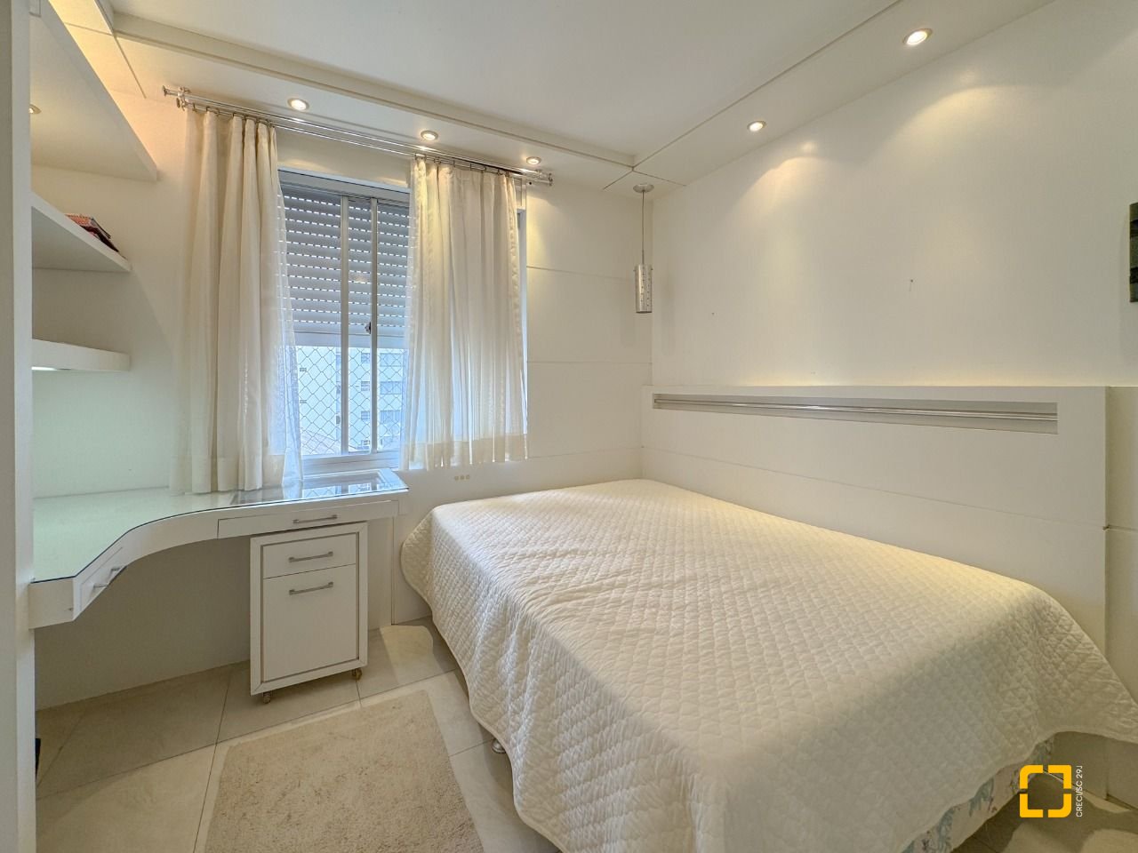 Apartamento com 211m², 7 quartos (sendo 3 suítes), 2 garagens, no bairro Centro em Florianópolis