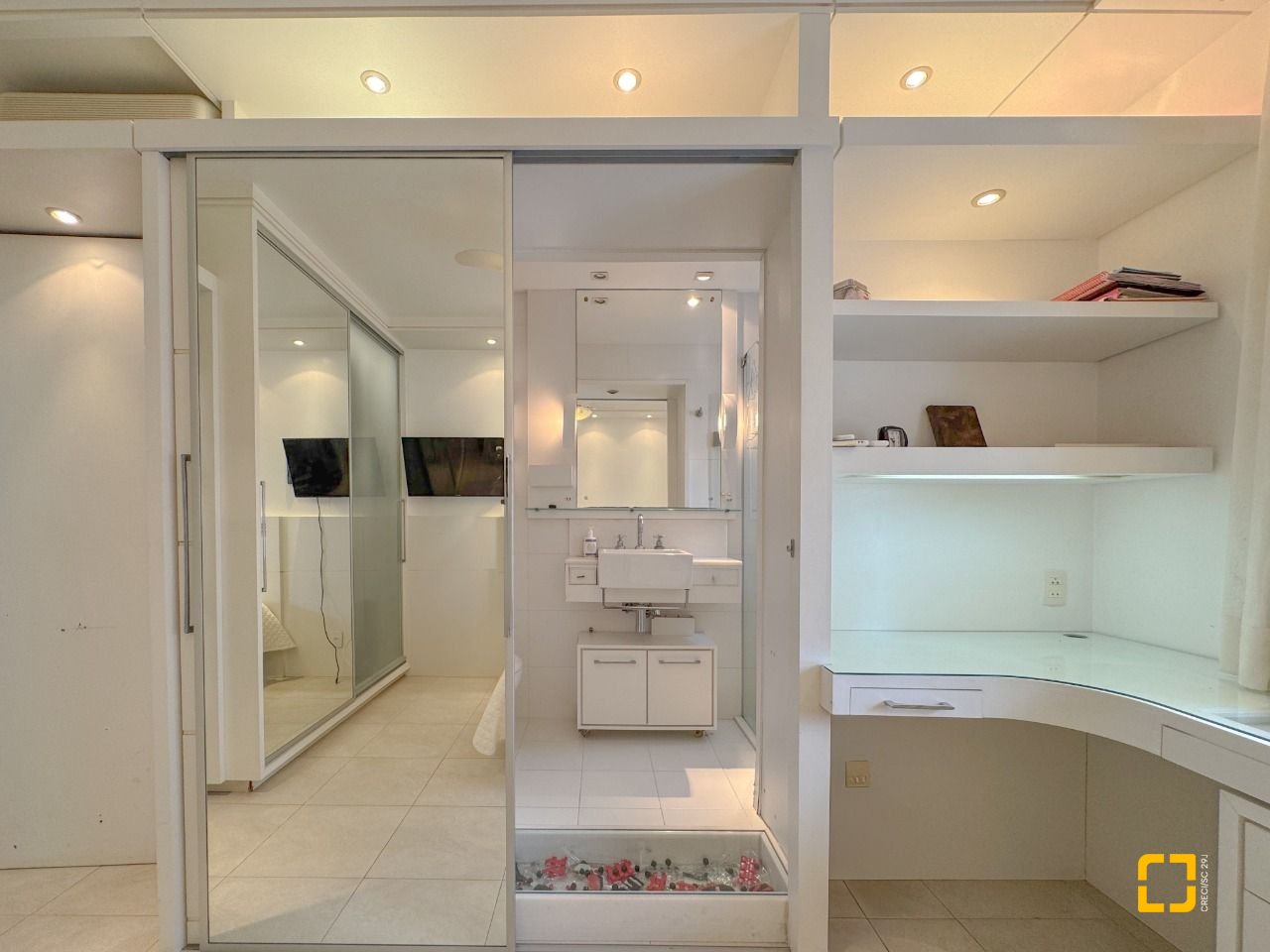 Apartamento com 211m², 7 quartos (sendo 3 suítes), 2 garagens, no bairro Centro em Florianópolis