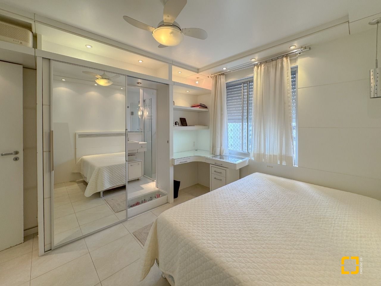 Apartamento com 211m², 7 quartos (sendo 3 suítes), 2 garagens, no bairro Centro em Florianópolis
