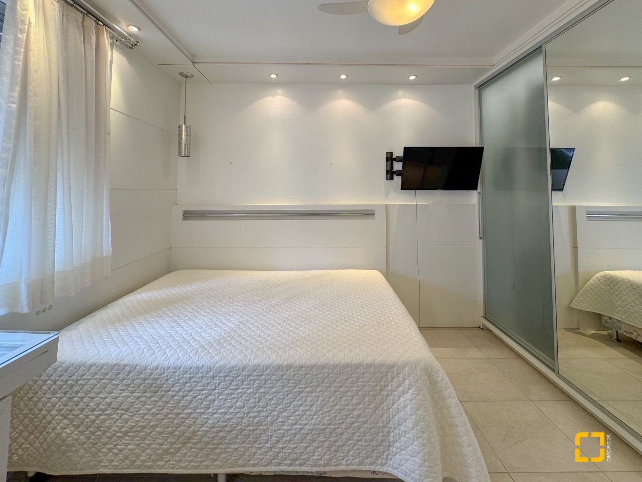 Apartamento com 211m², 7 quartos (sendo 3 suítes), 2 garagens, no bairro Centro em Florianópolis