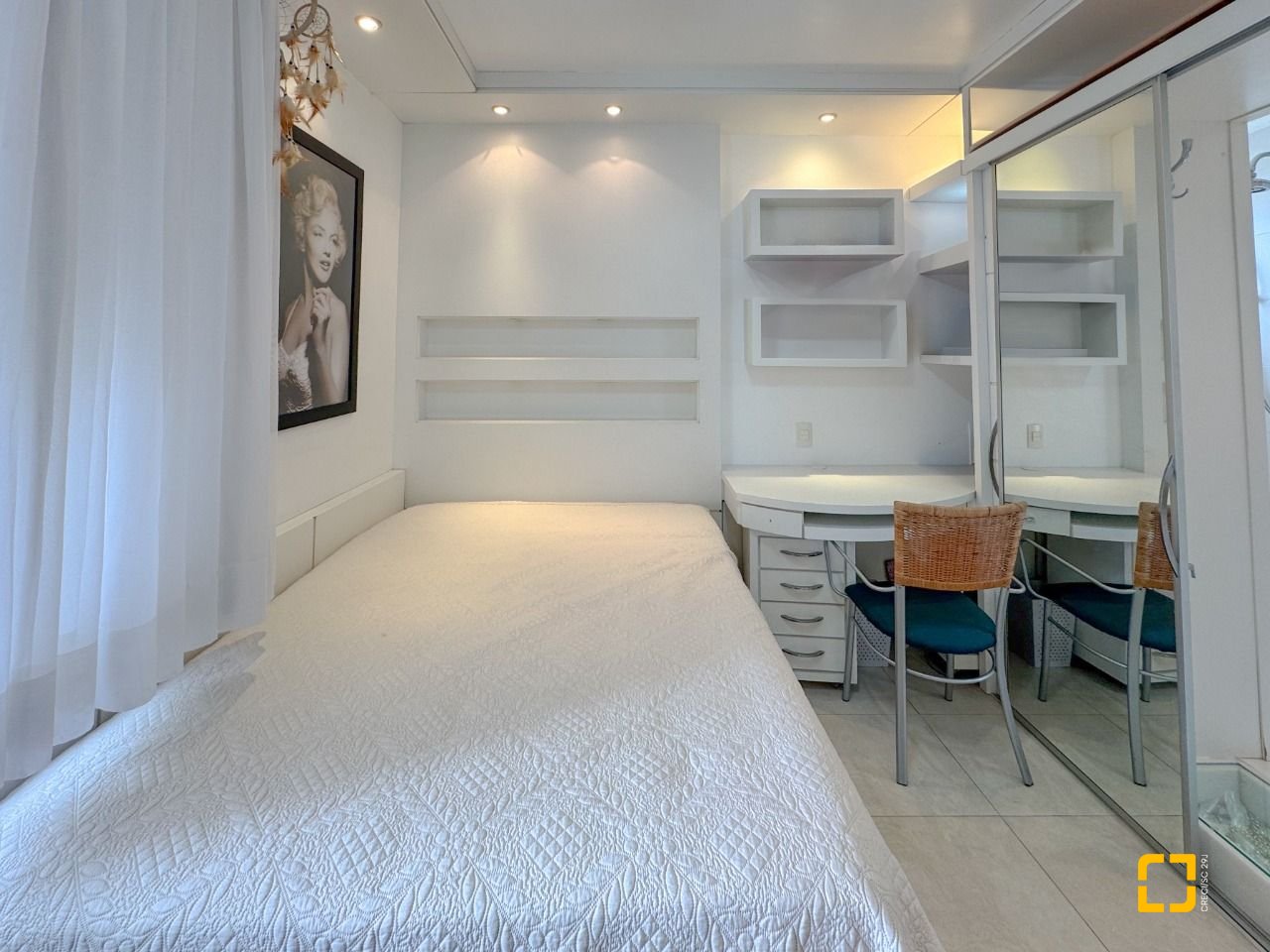 Apartamento com 211m², 7 quartos (sendo 3 suítes), 2 garagens, no bairro Centro em Florianópolis