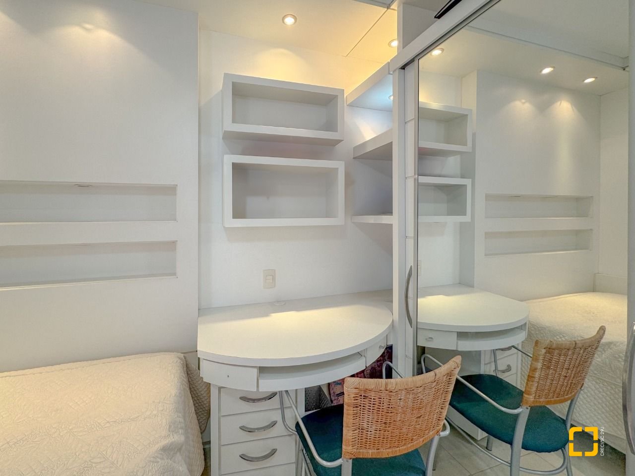 Apartamento com 211m², 7 quartos (sendo 3 suítes), 2 garagens, no bairro Centro em Florianópolis