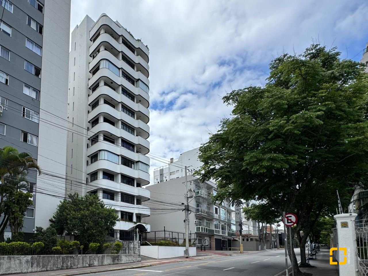 Apartamento com 211m², 7 quartos (sendo 3 suítes), 2 garagens, no bairro Centro em Florianópolis