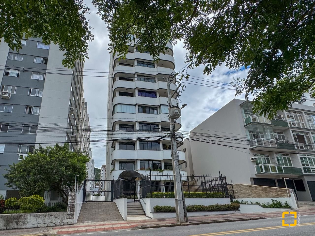 Apartamento com 211m², 7 quartos (sendo 3 suítes), 2 garagens, no bairro Centro em Florianópolis