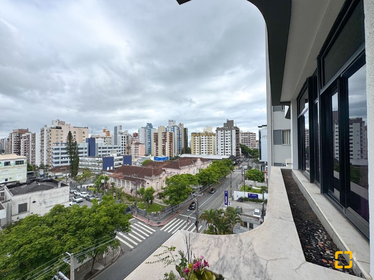 Apartamento com 211m², 7 quartos (sendo 3 suítes), 2 garagens, no bairro Centro em Florianópolis