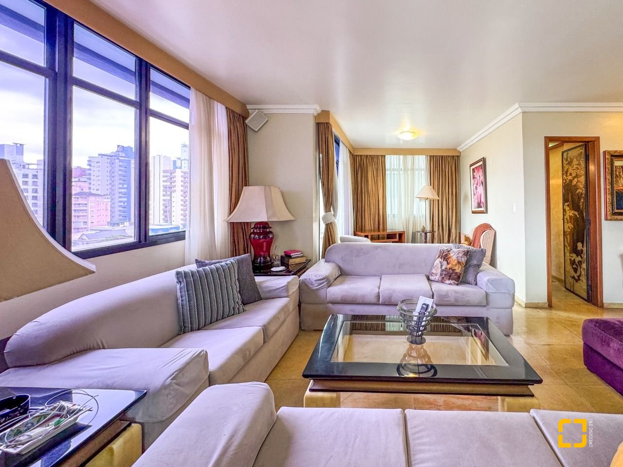 Apartamento com 211m², 7 quartos (sendo 3 suítes), 2 garagens, no bairro Centro em Florianópolis