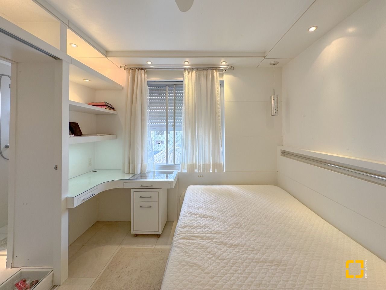 Apartamento com 211m², 7 quartos (sendo 3 suítes), 2 garagens, no bairro Centro em Florianópolis