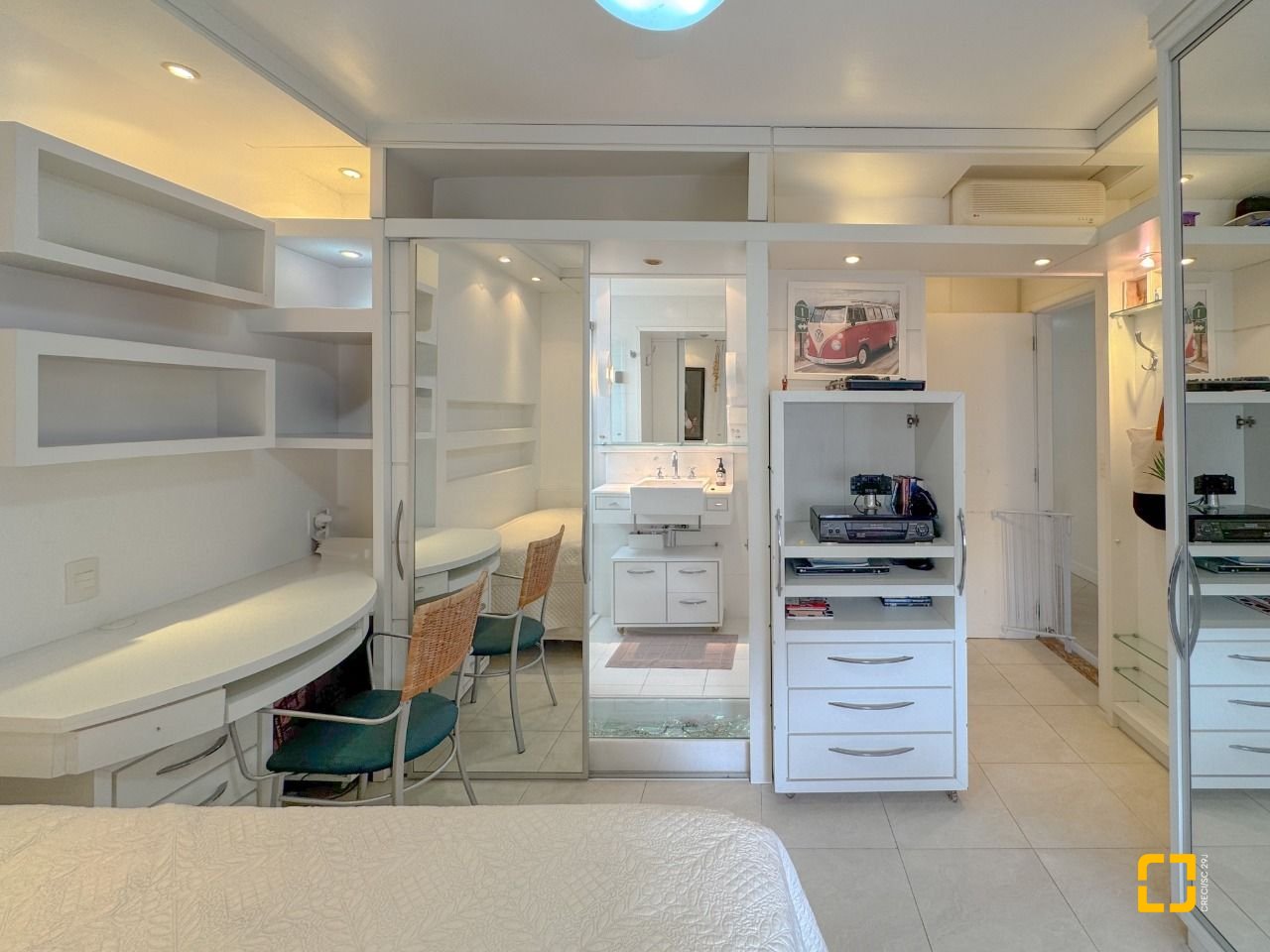 Apartamento com 211m², 7 quartos (sendo 3 suítes), 2 garagens, no bairro Centro em Florianópolis