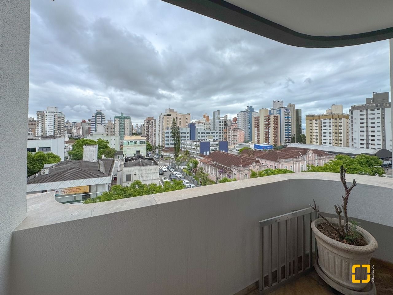 Apartamento com 211m², 7 quartos (sendo 3 suítes), 2 garagens, no bairro Centro em Florianópolis