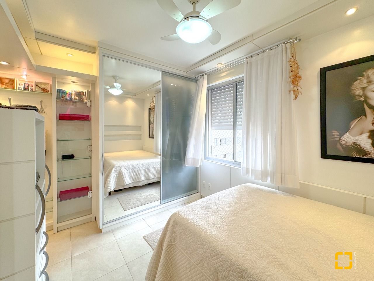 Apartamento com 211m², 7 quartos (sendo 3 suítes), 2 garagens, no bairro Centro em Florianópolis