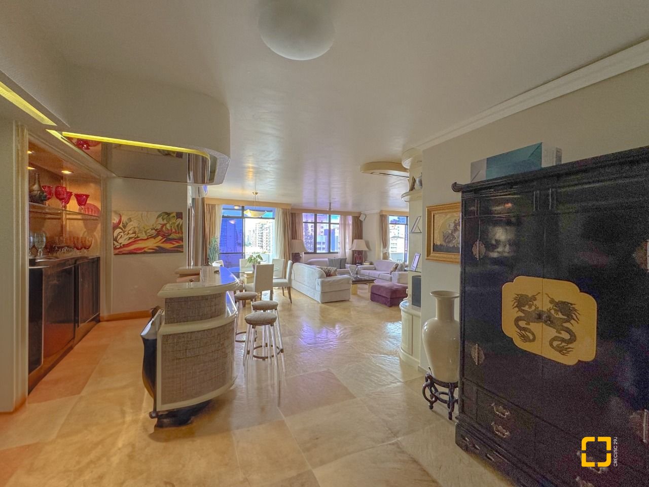 Apartamento com 211m², 7 quartos (sendo 3 suítes), 2 garagens, no bairro Centro em Florianópolis