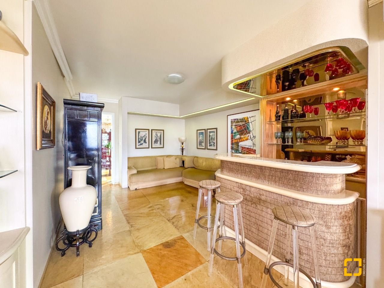 Apartamento com 211m², 7 quartos (sendo 3 suítes), 2 garagens, no bairro Centro em Florianópolis