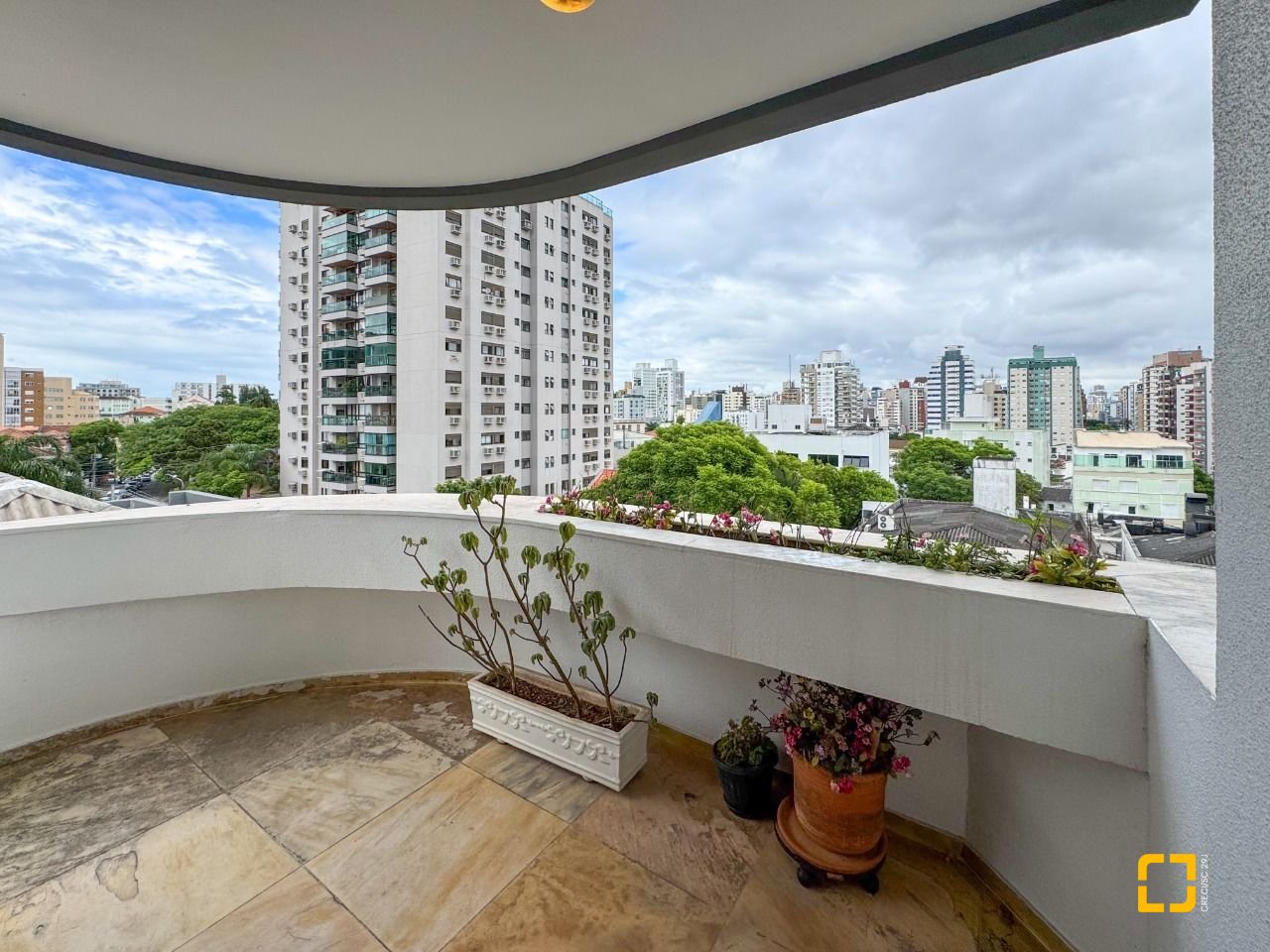Apartamento com 211m², 7 quartos (sendo 3 suítes), 2 garagens, no bairro Centro em Florianópolis