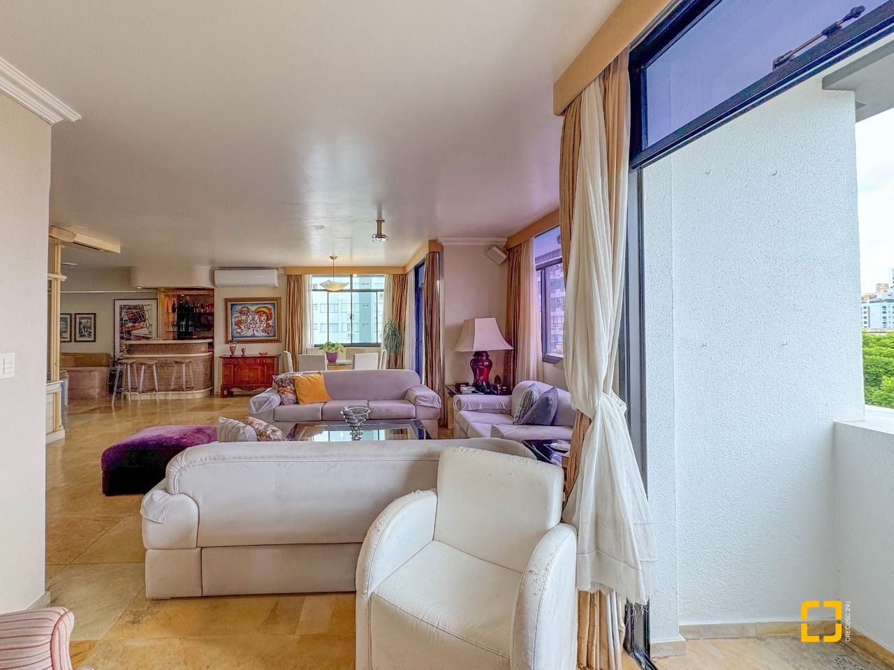 Apartamento com 211m², 7 quartos (sendo 3 suítes), 2 garagens, no bairro Centro em Florianópolis