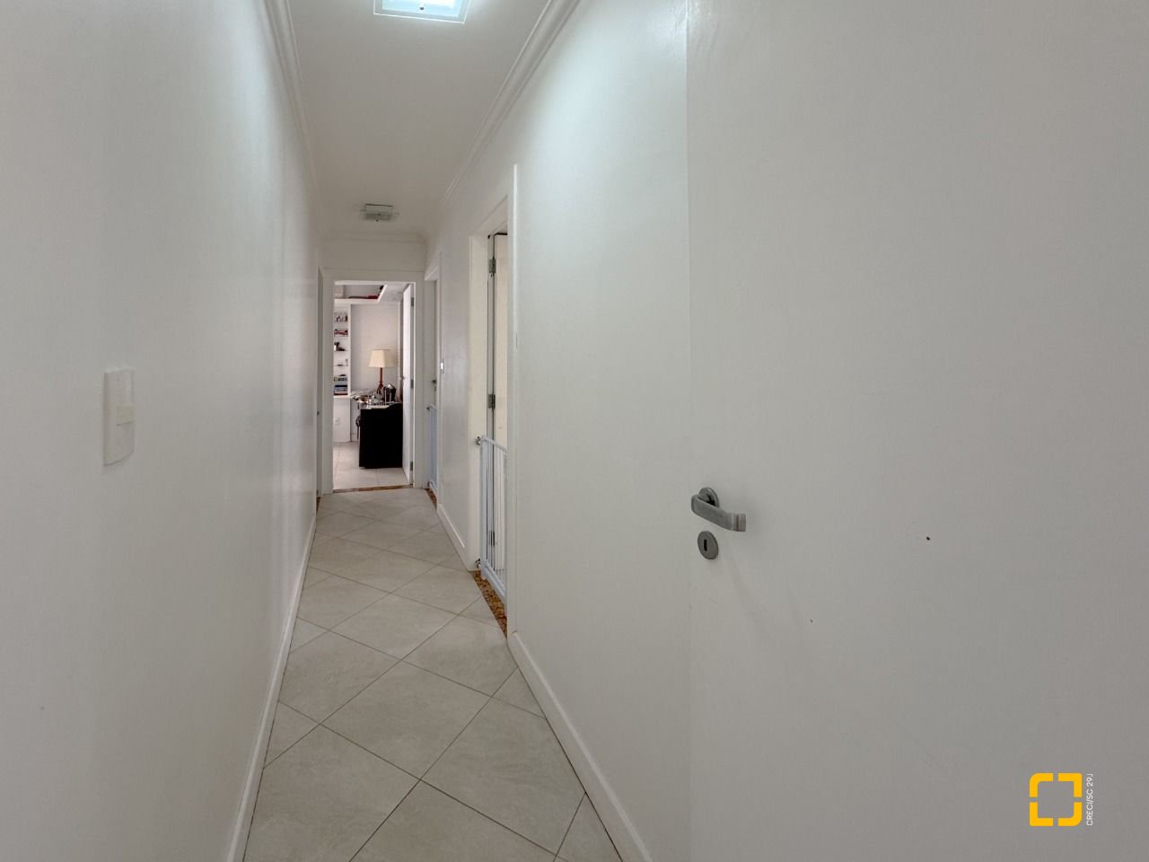 Apartamento com 211m², 7 quartos (sendo 3 suítes), 2 garagens, no bairro Centro em Florianópolis