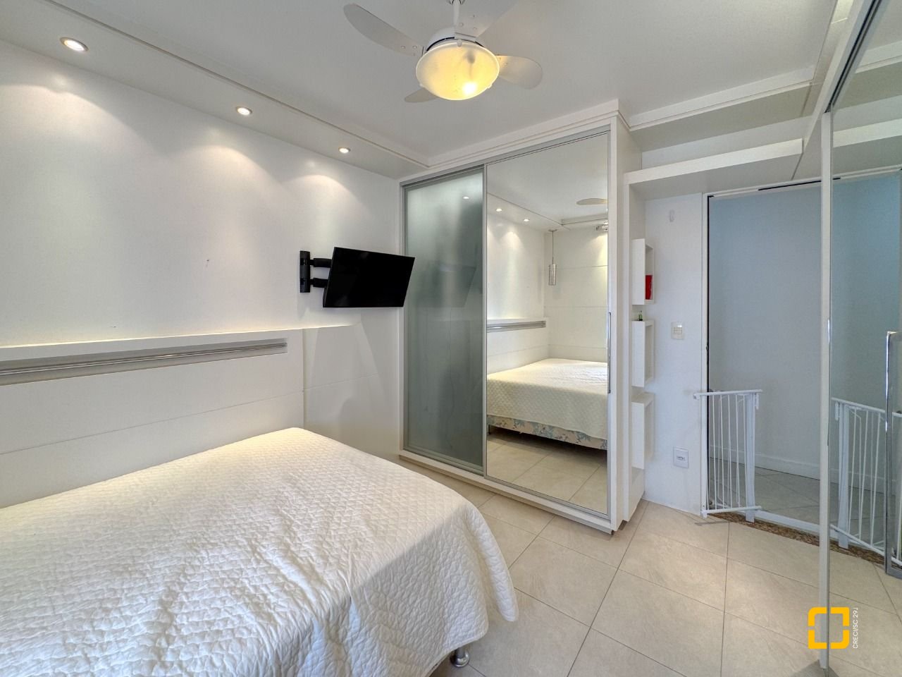 Apartamento com 211m², 7 quartos (sendo 3 suítes), 2 garagens, no bairro Centro em Florianópolis