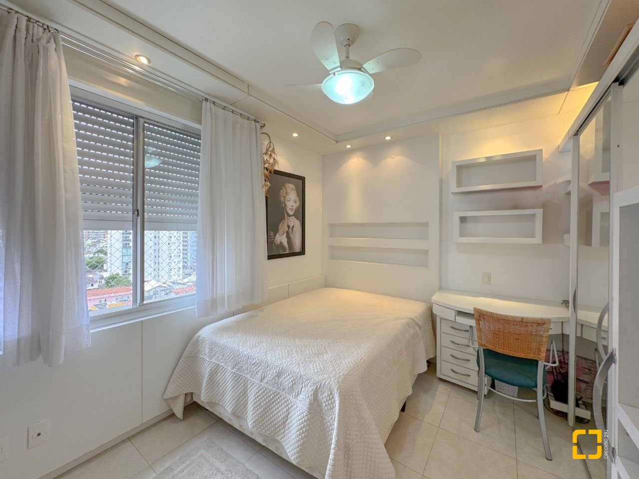 Apartamento com 211m², 7 quartos (sendo 3 suítes), 2 garagens, no bairro Centro em Florianópolis