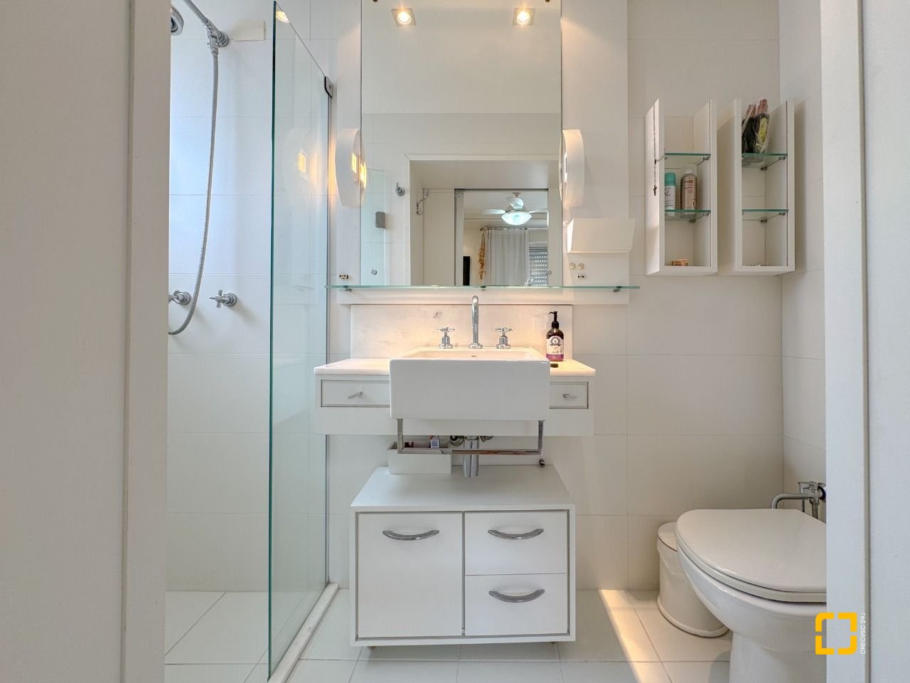 Apartamento com 211m², 7 quartos (sendo 3 suítes), 2 garagens, no bairro Centro em Florianópolis