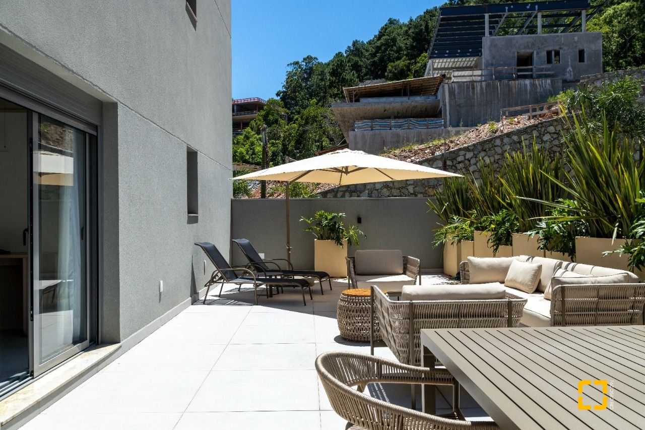 Apartamento com 268m², 6 quartos (sendo 3 suítes), 2 garagens, no bairro Cacupé em Florianópolis
