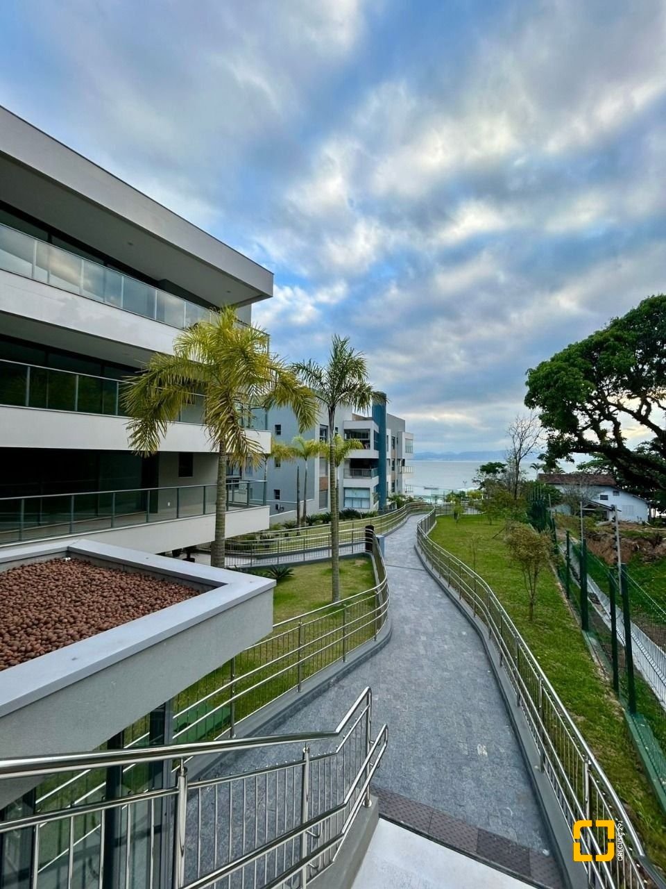 Apartamento com 268m², 6 quartos (sendo 3 suítes), 2 garagens, no bairro Cacupé em Florianópolis