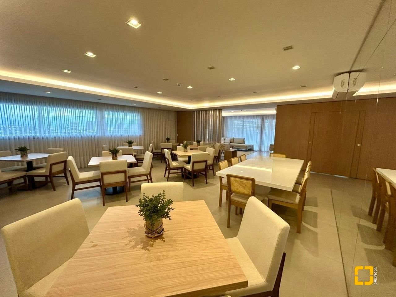 Apartamento com 268m², 6 quartos (sendo 3 suítes), 2 garagens, no bairro Cacupé em Florianópolis