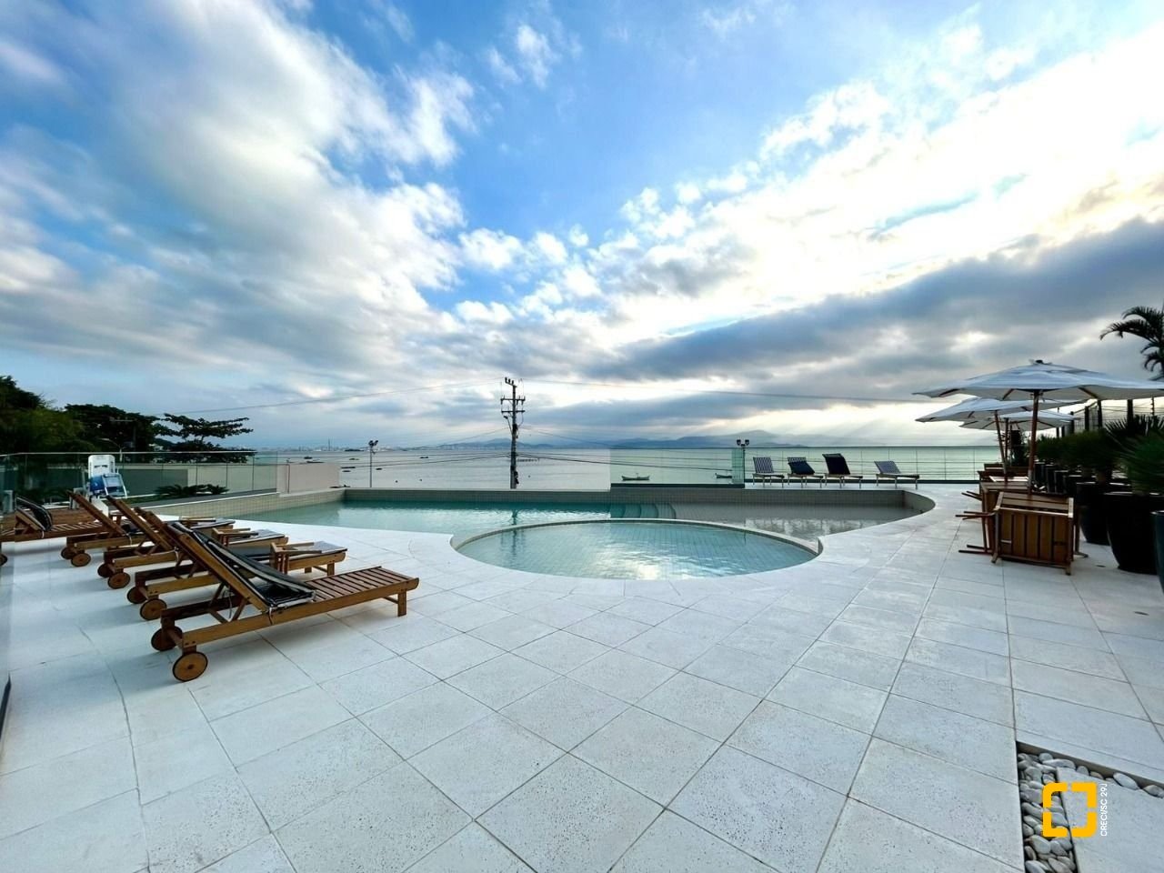 Apartamento com 268m², 6 quartos (sendo 3 suítes), 2 garagens, no bairro Cacupé em Florianópolis