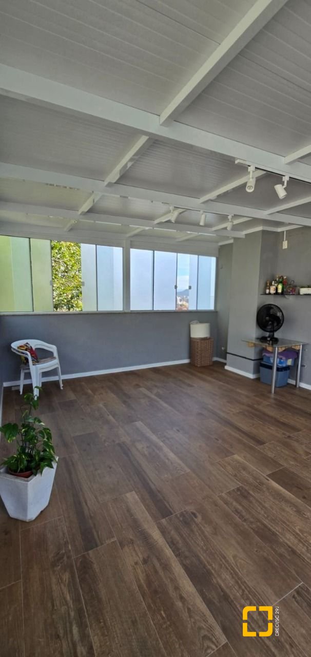 Cobertura com 140m², 4 quartos (sendo 1 suíte), 2 garagens, no bairro Jurerê em Florianópolis