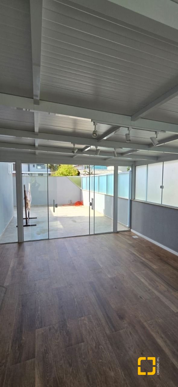 Cobertura com 140m², 4 quartos (sendo 1 suíte), 2 garagens, no bairro Jurerê em Florianópolis