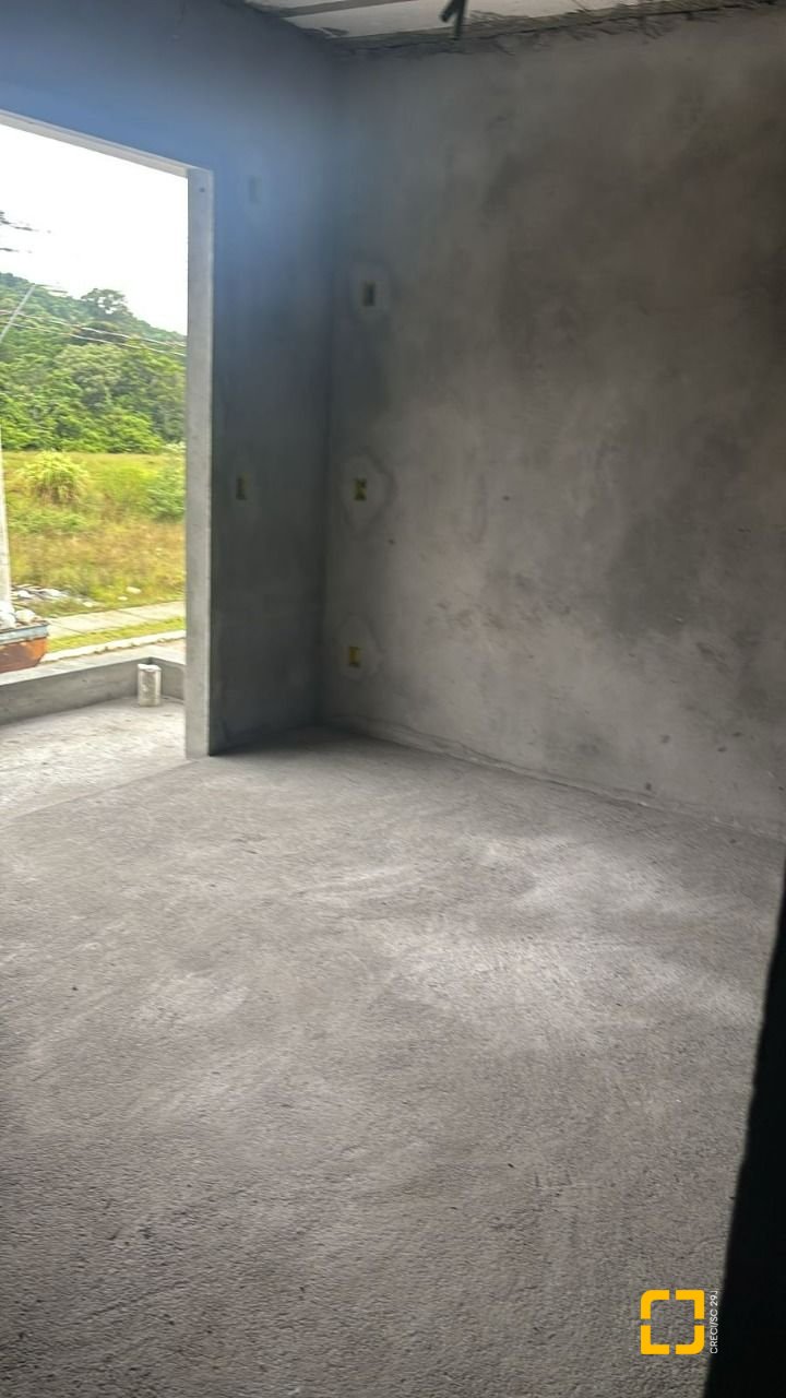 Casa com 129m², 4 quartos (sendo 1 suíte), 2 garagens, no bairro Canasvieiras em Florianópolis