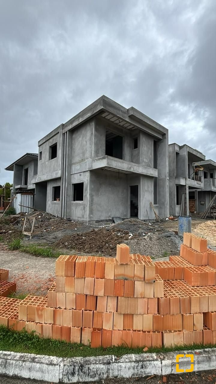 Casa com 129m², 4 quartos (sendo 1 suíte), 2 garagens, no bairro Canasvieiras em Florianópolis