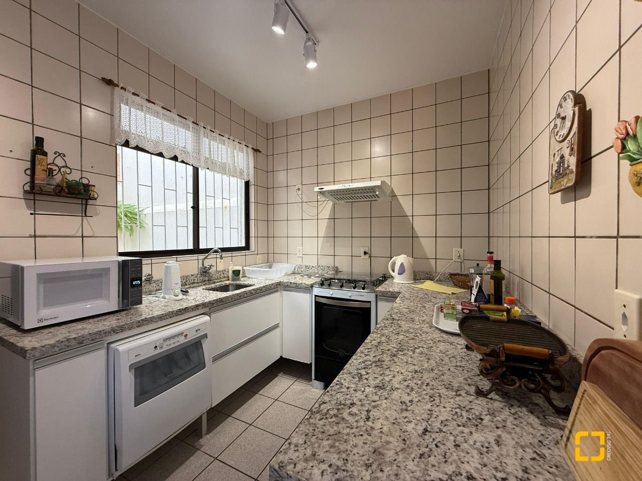 Apartamento com 186m², 7 quartos (sendo 3 suítes), 2 garagens, no bairro Ingleses em Florianópolis