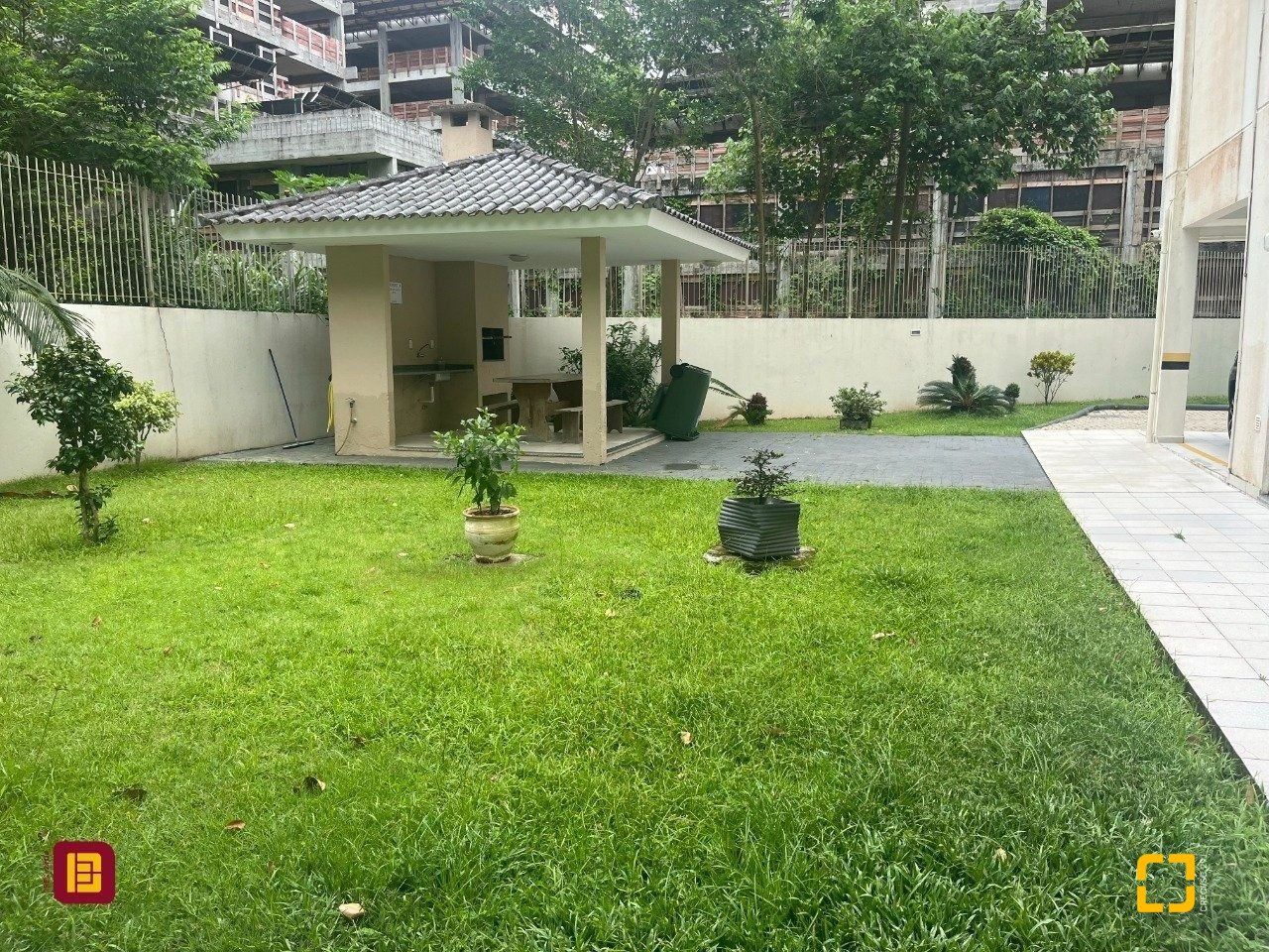Apartamento com 91m², 4 quartos (sendo 1 suíte), 2 garagens, no bairro Córrego Grande em Florianópolis