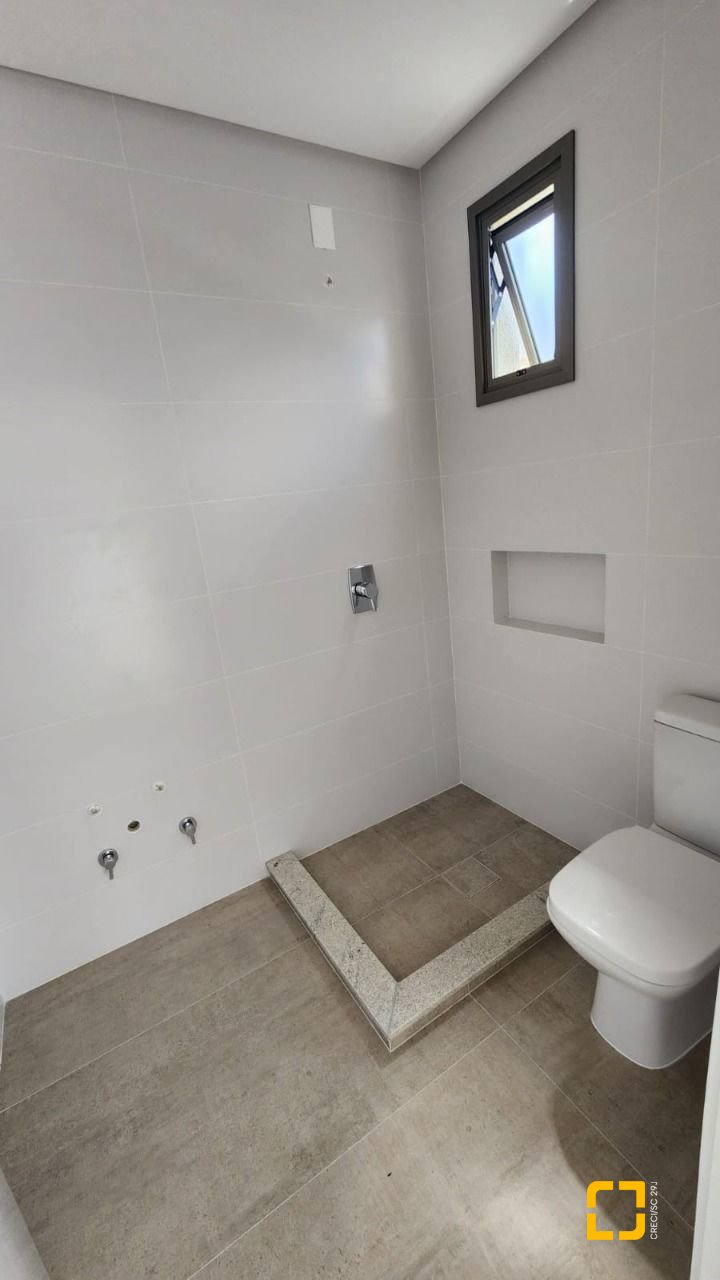 Apartamento com 106m², 4 quartos (sendo 2 suítes), 2 garagens, no bairro João Paulo em Florianópolis