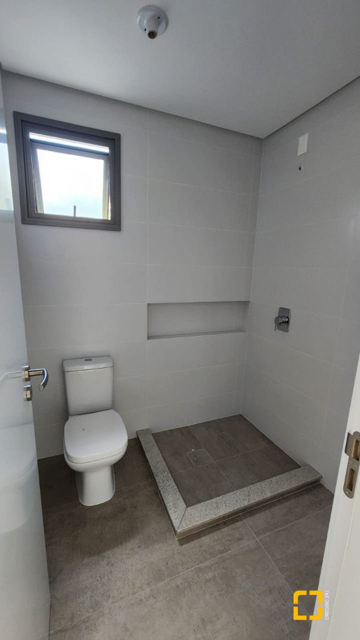 Apartamento com 106m², 4 quartos (sendo 2 suítes), 2 garagens, no bairro João Paulo em Florianópolis