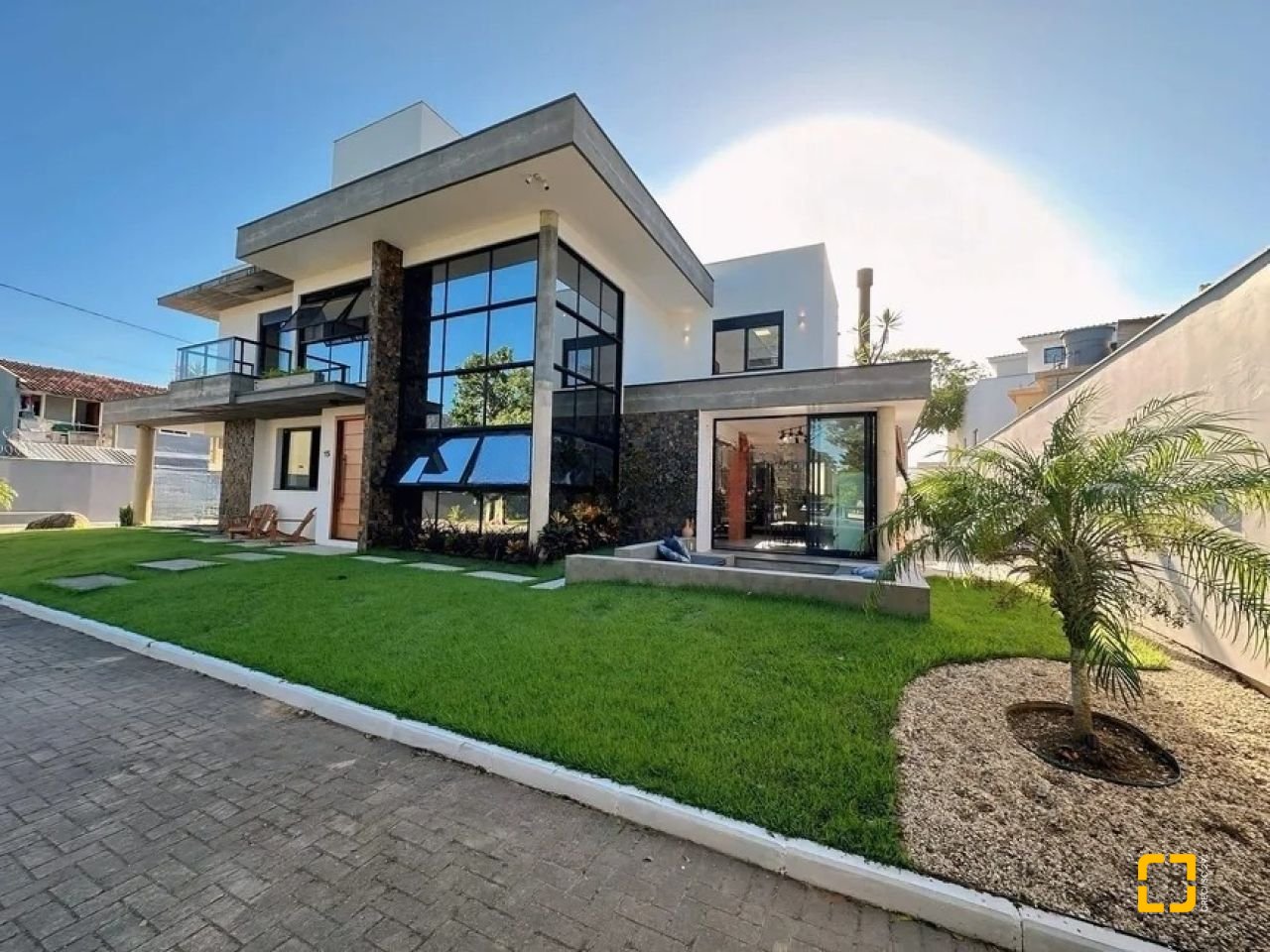 Casa de Condomínio com 275m², 7 quartos (sendo 3 suítes), 6 garagens, no bairro Campeche em Florianópolis